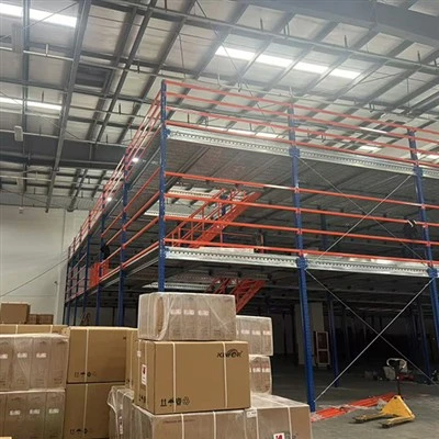 Kovinska ploščad industrijskega skladišča